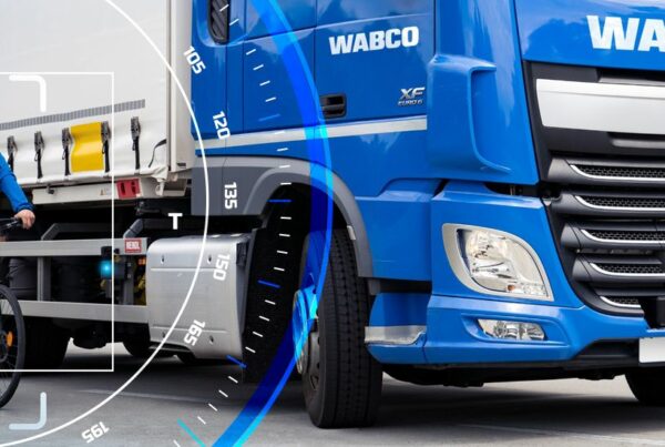 Turning assistance system. WABCO Retrofit Solutions for commercial vehicles.